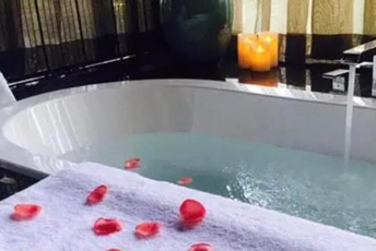 西安未央水疗池中的失重冥想：当身体学会漂浮